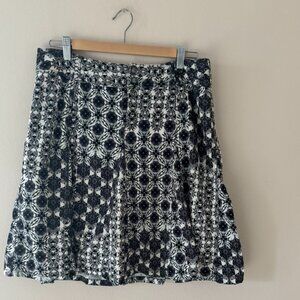 Athleta Knee Length Flared Black & White Geometric Patterned Skort Size 8 Active